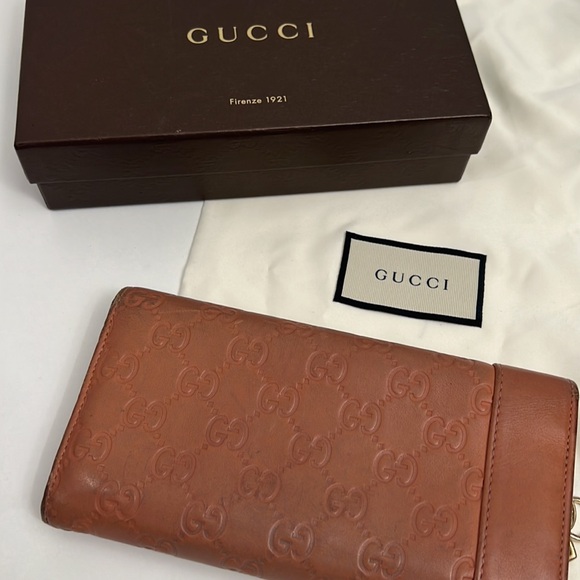 GUCCI Leather Long wallet 7.5”x4”comes with. Dust bag and a box with gold charms - Picture 7 of 7